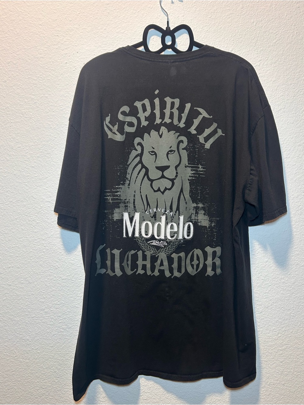 Modelo Black Men’s Graphic Lion 'Espiritu Luchador' T-Shirt